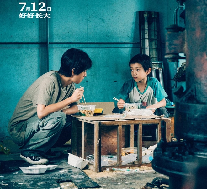 Hai anh em sống trong những căn nhà bỏ hoang