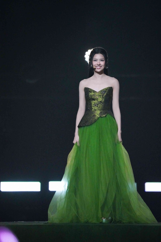 Suni Hạ Linh trong đêm thành đoàn