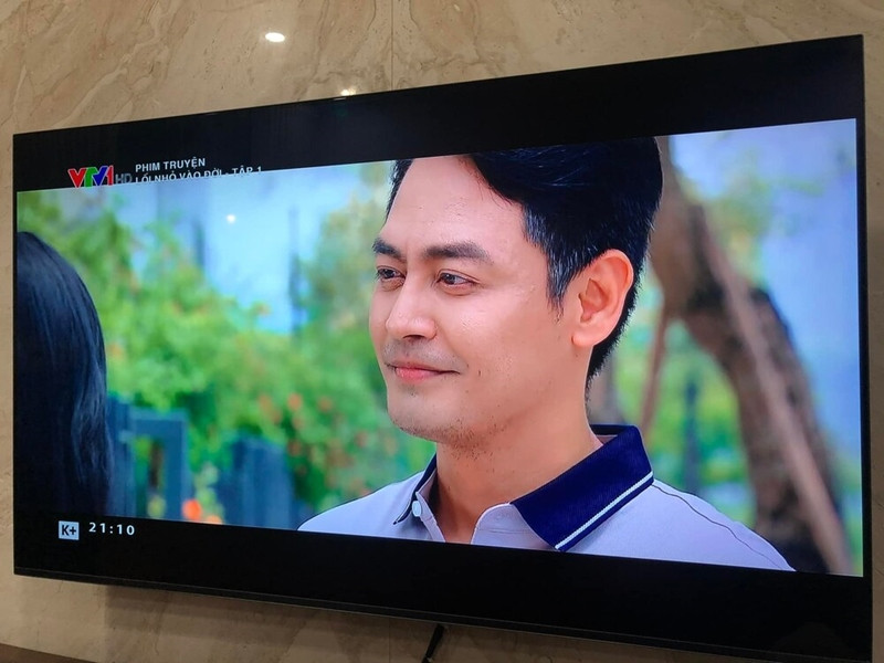 Bên cạnh đó, nam MC đa tài còn thể hiện khả năng diễn xuất trong các phim truyền hình như: Cầu vồng tình yêu (2011), Có lẽ bởi vì yêu (2011), Bản di chúc bí ẩn (2013), Lối nhỏ vào đời (2022). Ngoài ra, vai diễn Bình trong phim điện ảnh 