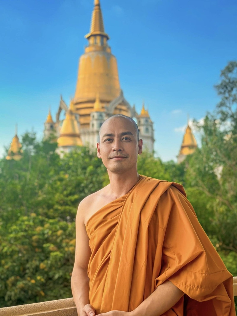 Ngày 14/8/2023, hình ảnh MC Phan Anh cạo đầu, mặc trang phục như các nhà sư được lan truyền khắp mạng xã hội. Nam MC chia sẻ trên trang cá nhân: 