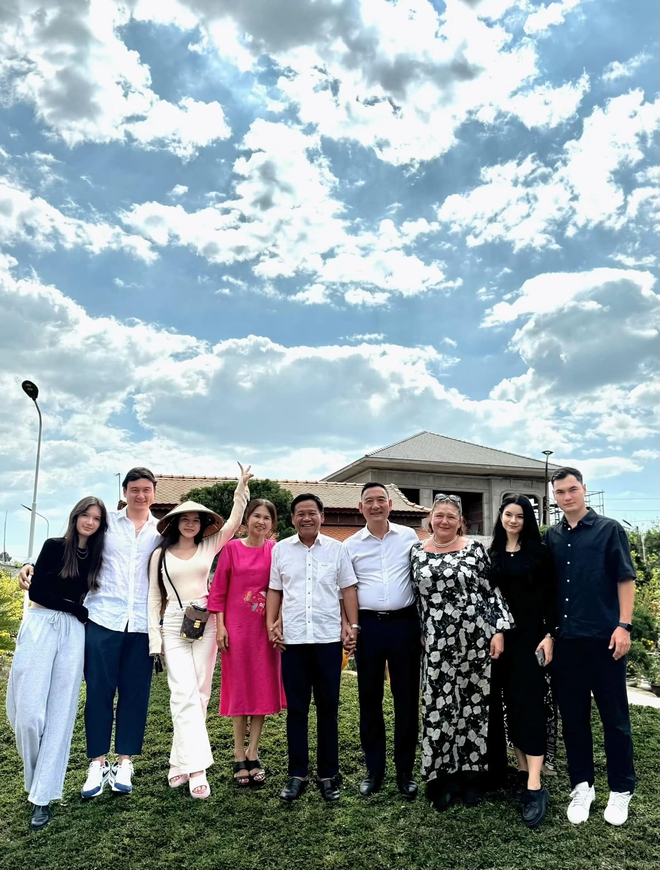 Gia đình Văn Lâm và Yến Xuân