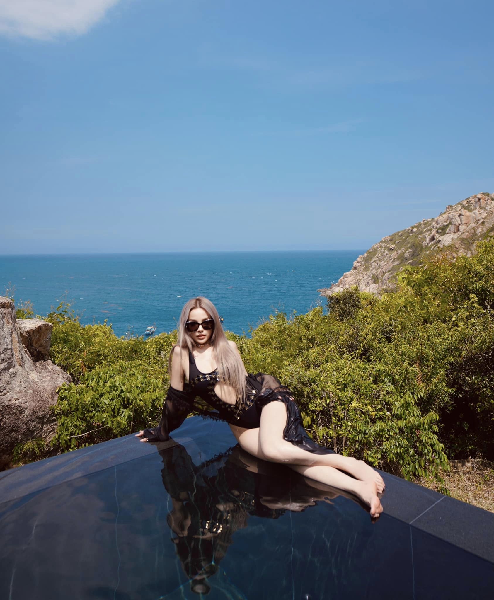 Người đẹp diện monokini Chanel Resort 2024, có giá khoảng 1.350 USD (hơn 34 triệu đồng).