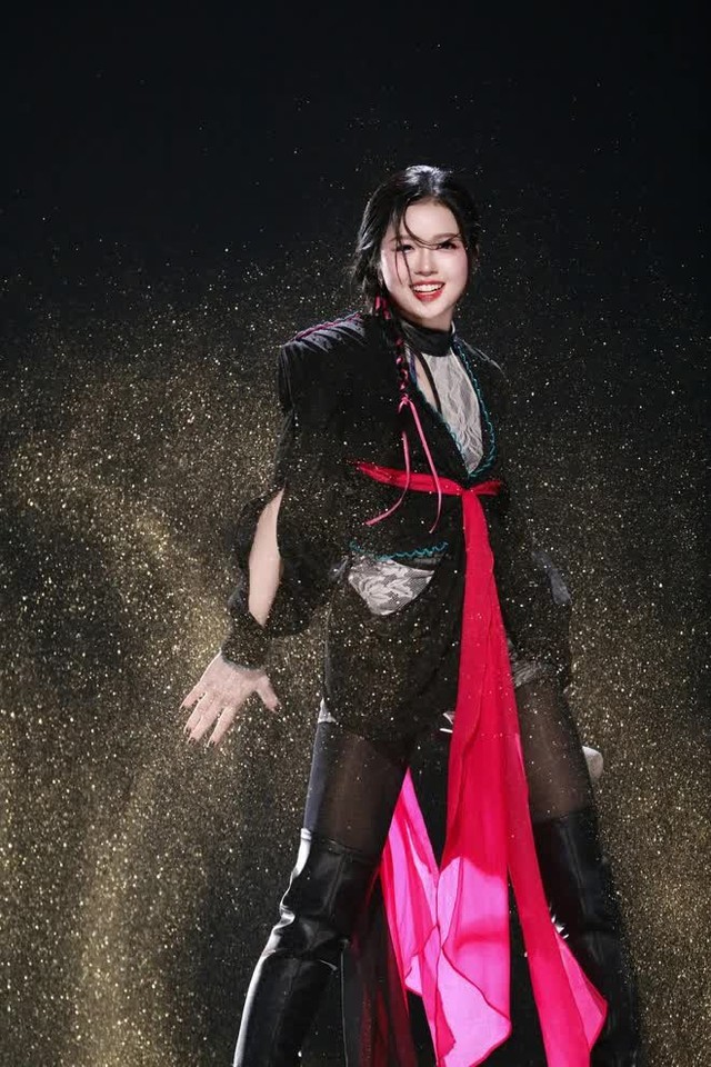 Cô mở màn với Cứ Chill Thôi