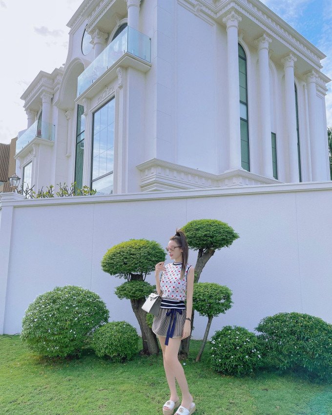 Cô cùng chồng đang sống trong một căn biệt thự xa hoa tại TP.HCM.