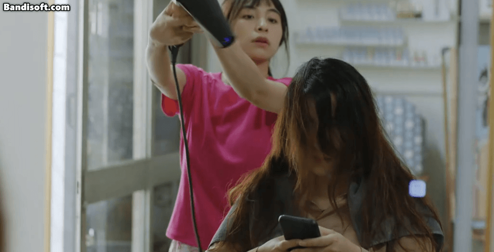 Nhân viên quán gội đầu, làm nail nhưng không biết cả việc đơn giản nhất là sấy tóc