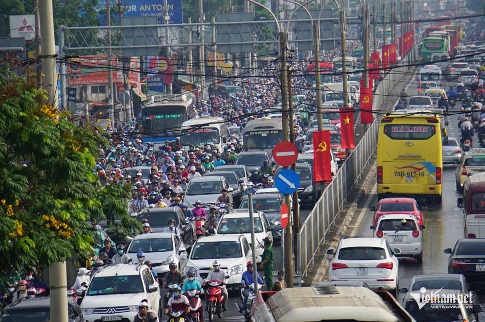 Quốc lộ 13, nằm trong 5 dự án cửa ngõ thành phố sẽ được ưu tiên triển khai theo Nghị quyết 98. Ảnh: Tuấn Kiệt.