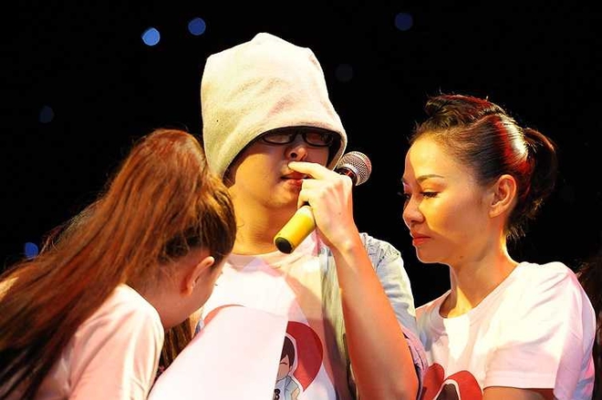 Nhiều nghệ sĩ có mặt không kìm được nước mắt