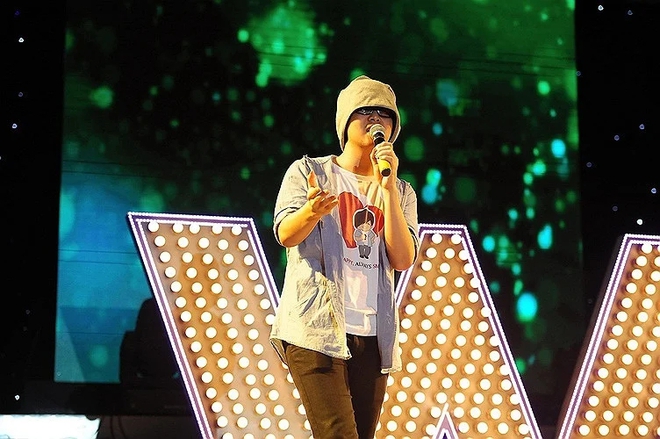 Hình ảnh Wanbi Tuấn Anh trên sân khấu đêm nhạc Cảm Ơn