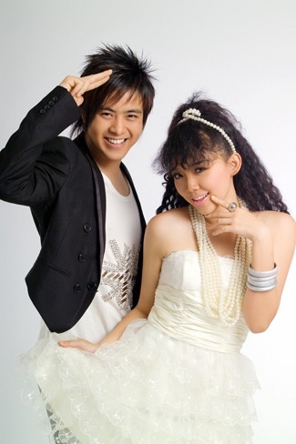 Wanbi từng kết hợp với ca sĩ Tóc Tiên trong album Chuyện Tình Vượt Thời Gian