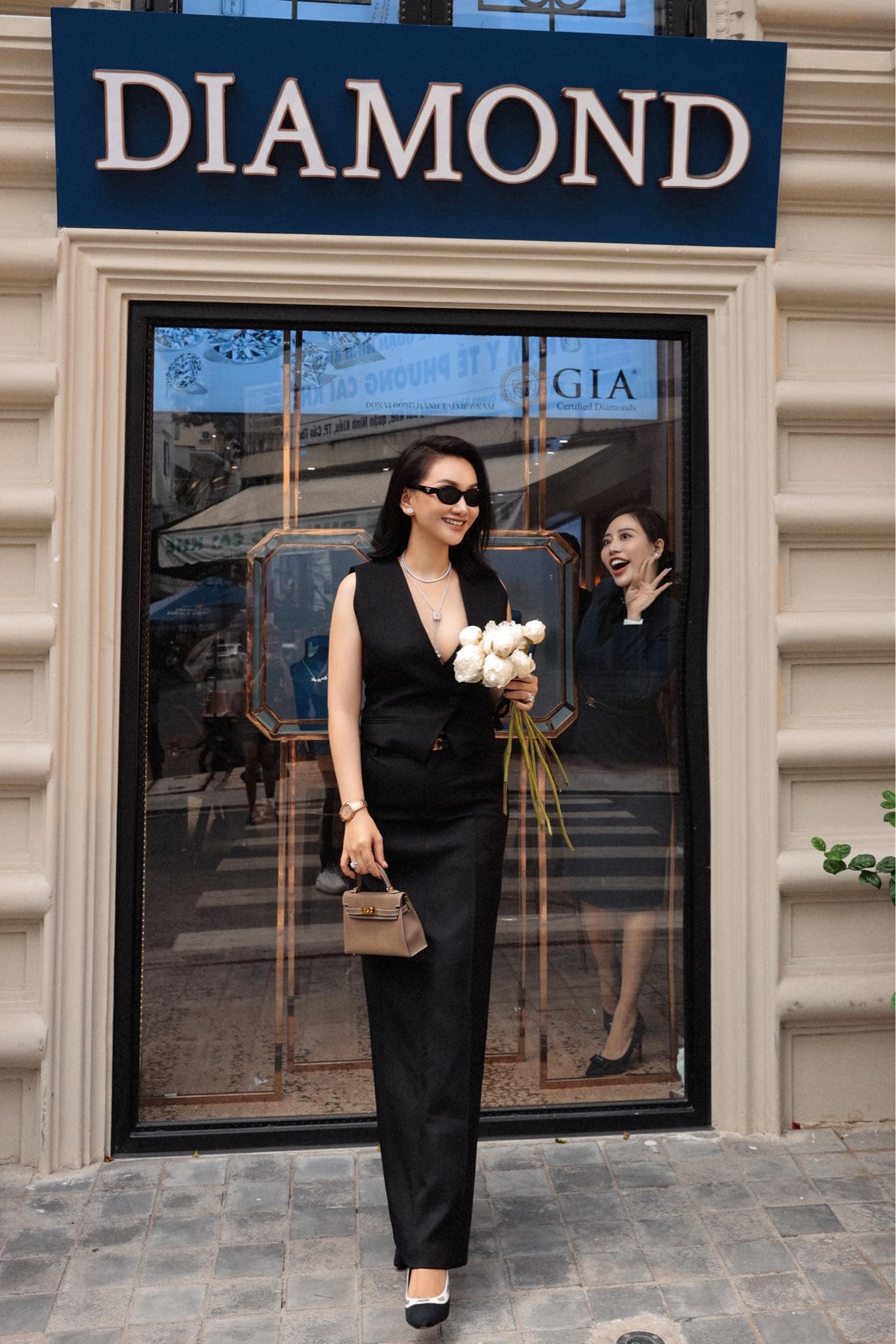 Rất nhiều những bức ảnh thời trang của phú bà kim cương được thực hiện tại sảnh của dinh thự triệu đô.