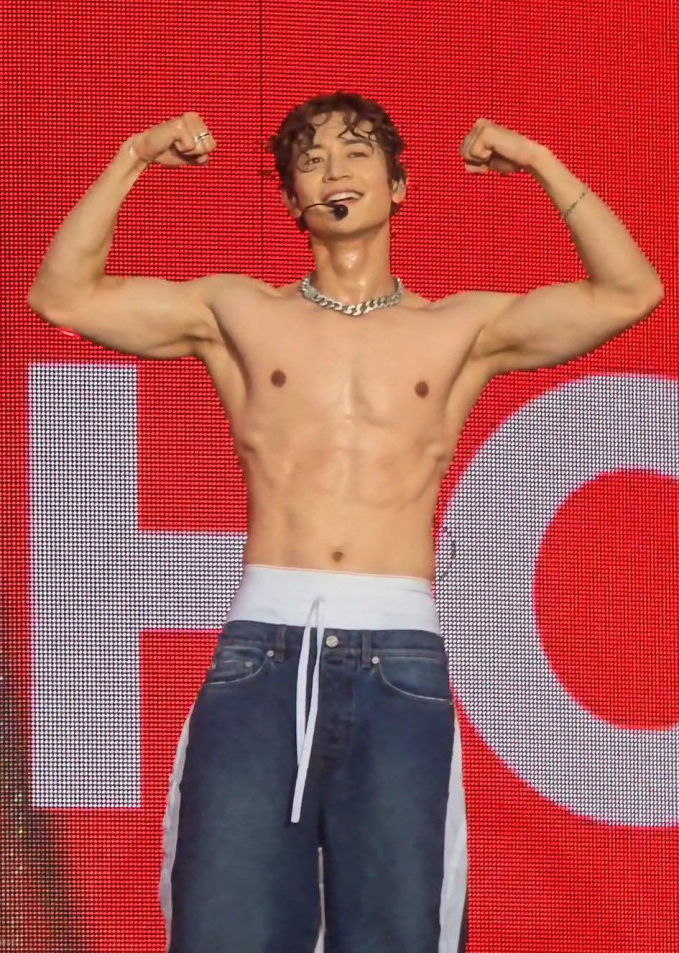 Minho nhóm SHINee khoe cơ bắp lực lưỡng trên sân khấu