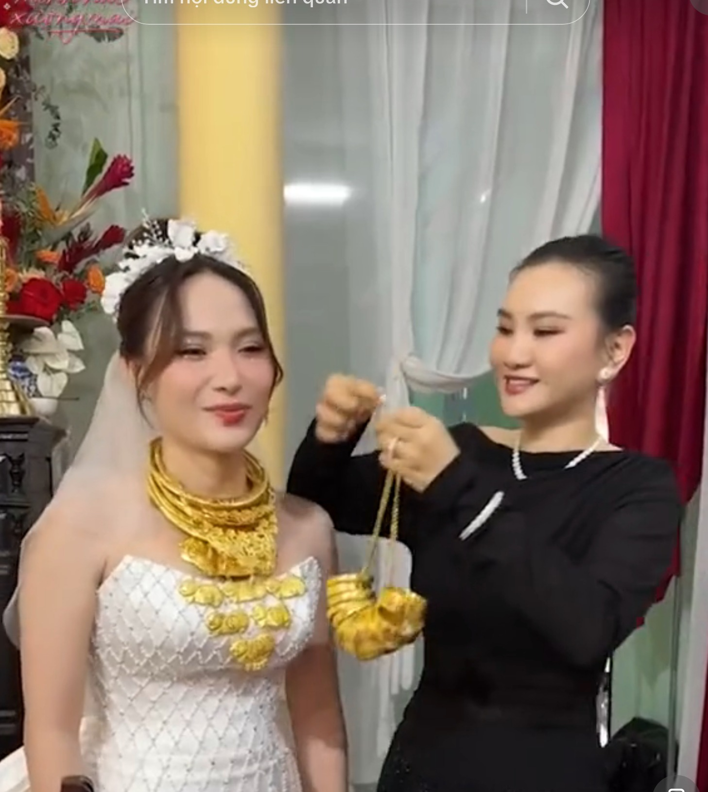 Như Huỳnh được chị dâu trong gia đình nhà chồng tặng những món trang sức vàng siêu khủng khiến chị em xin vía lia lịa.