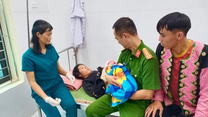 Hai mẹ con đều mạnh khỏe, bé gái nặng 3,3kg. Ảnh: Cao Thiên