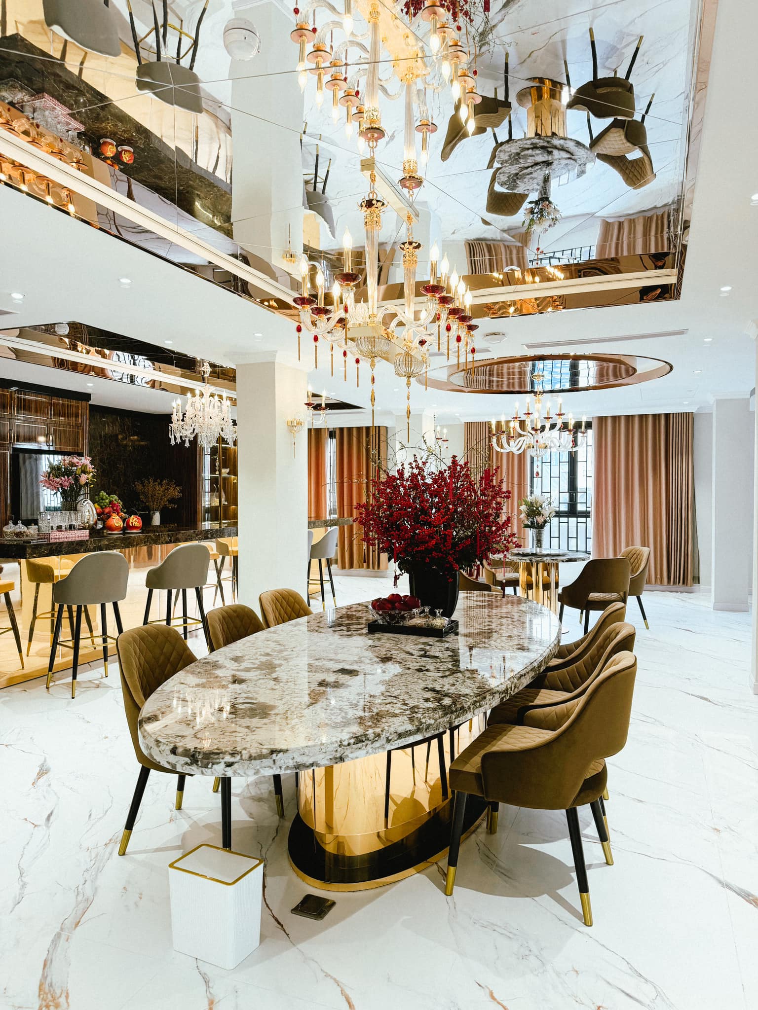 Dù không tiết lộ giá trị của căn dinh thự hay những nội thất bên trong nhưng tất cả đều được bài trí tiện nghi sang trọng không thua gì khách sạn 5 sao.