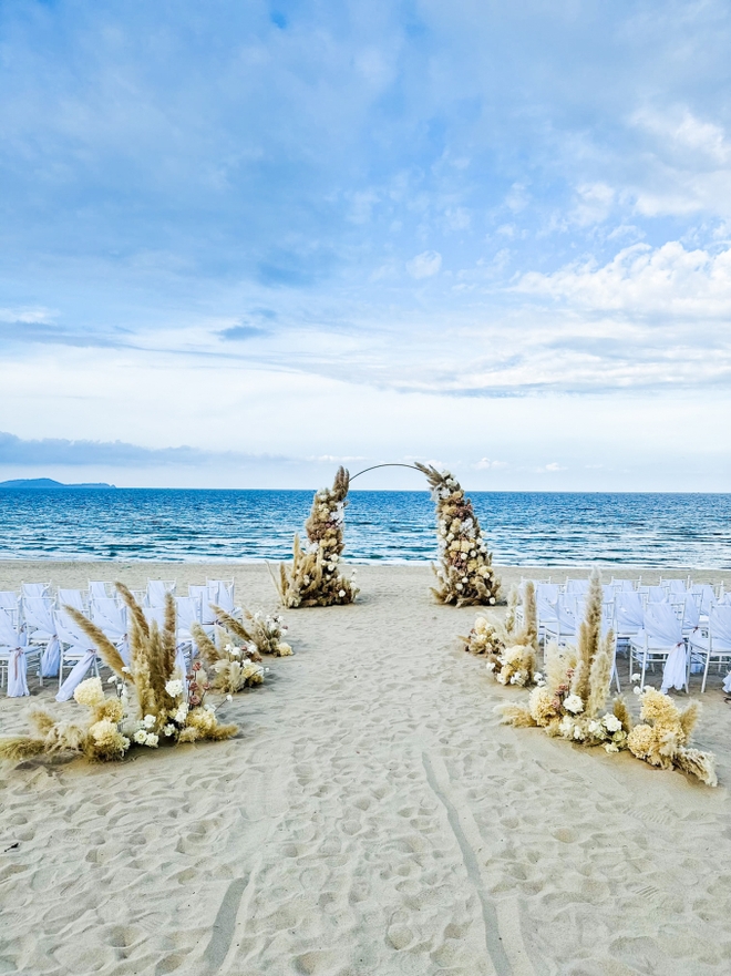 Đám cưới của Văn Lâm và Yến Xuân tổ chức tại bờ biển Nha Trang thơ mộng