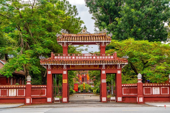 Cổng trường được xây dựng theo hình tháp chuông, mái ngói