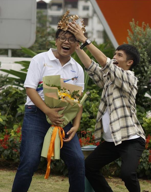 Minh Triết chụp ảnh cùng Phú Đức