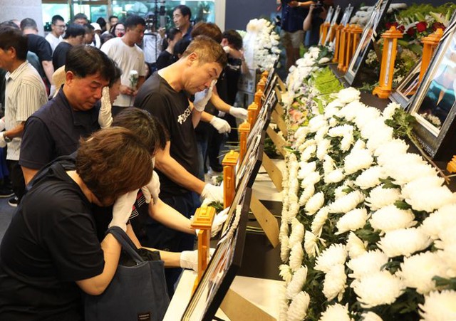 Các gia đình đau buồn thương tiếc và đặt hoa tại bàn thờ tưởng niệm các nạn nhân trong vụ cháy nhà máy pin lithium ở Hwaseong, tỉnh Gyeonggi