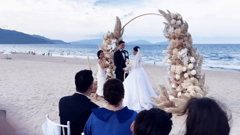 Văn Lâm và Yến Xuân trở thành vợ chồng trước sự chứng kiến của người thân, bạn bè