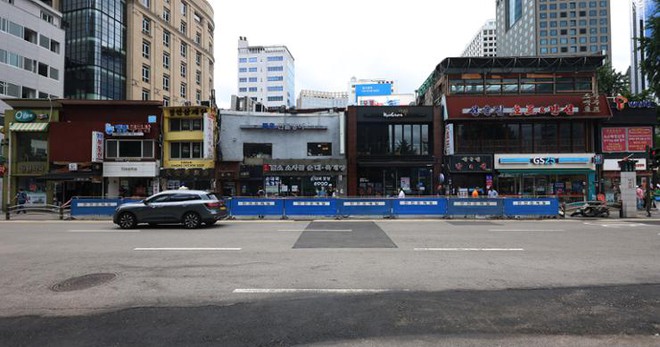 Hàng rào tạm thời được lắp đặt vào thứ Tư tại địa điểm xảy ra vụ tai nạn gần Ga City Hall, nơi một chiếc xe đâm vào người đi bộ và khiến 9 người thiệt mạng