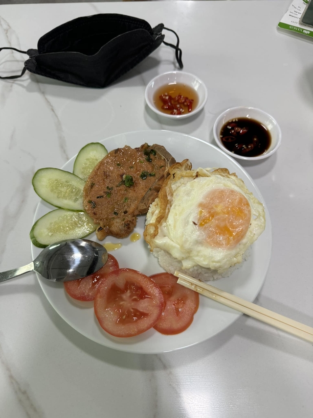 Hằng Du Mục thất vọng với suất cơm tấm ăn ở sân bay (Ảnh: Facebook nhân vật)