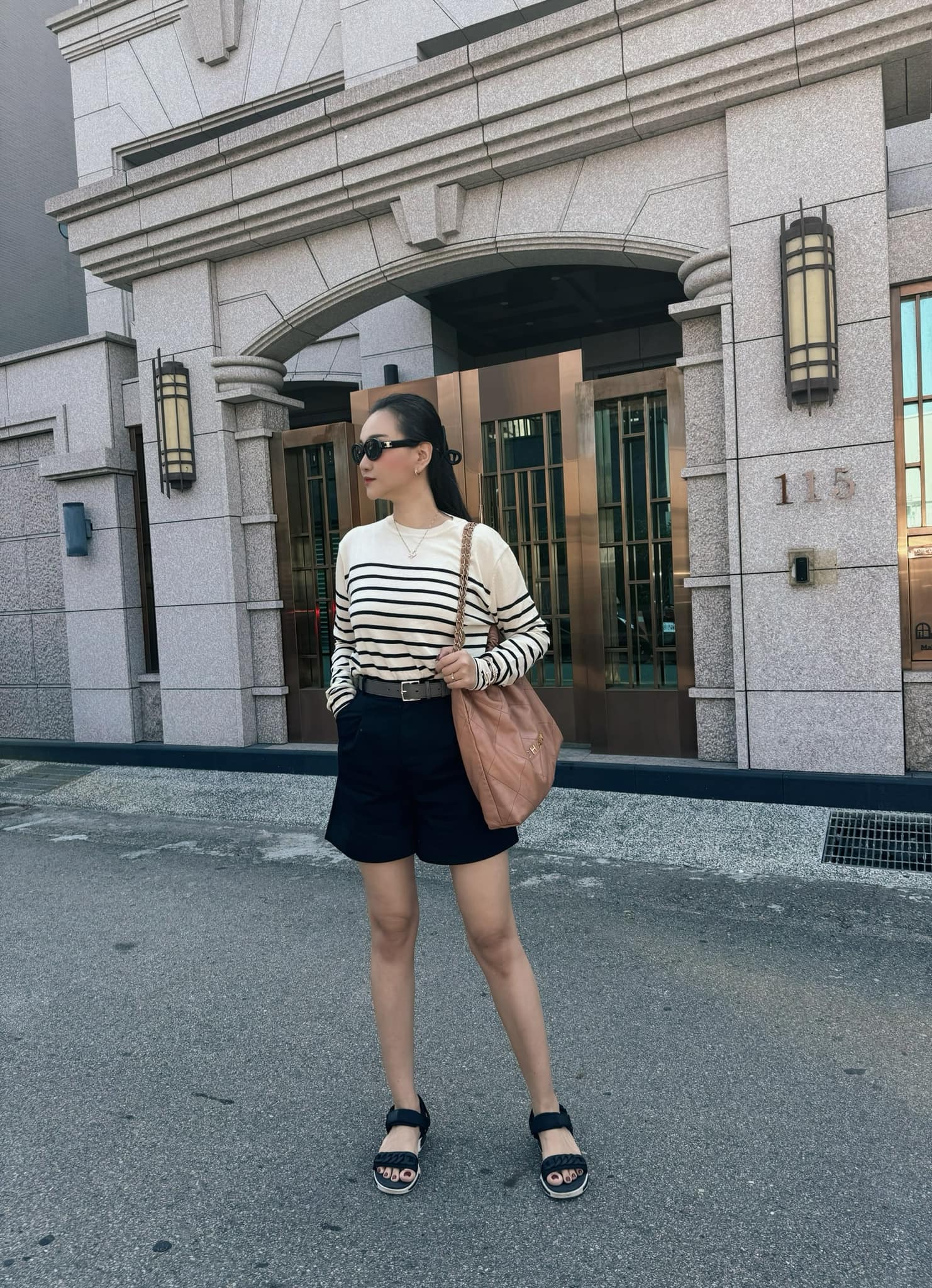 Phái đẹp có thể học hỏi rất nhiều từ gu thời trang của Hiền Nhiên. Chỉ là những món đồ đơn giản nhưng phú bà kim cương vẫn có những cách lên đồ sang chảnh ngút ngàn.