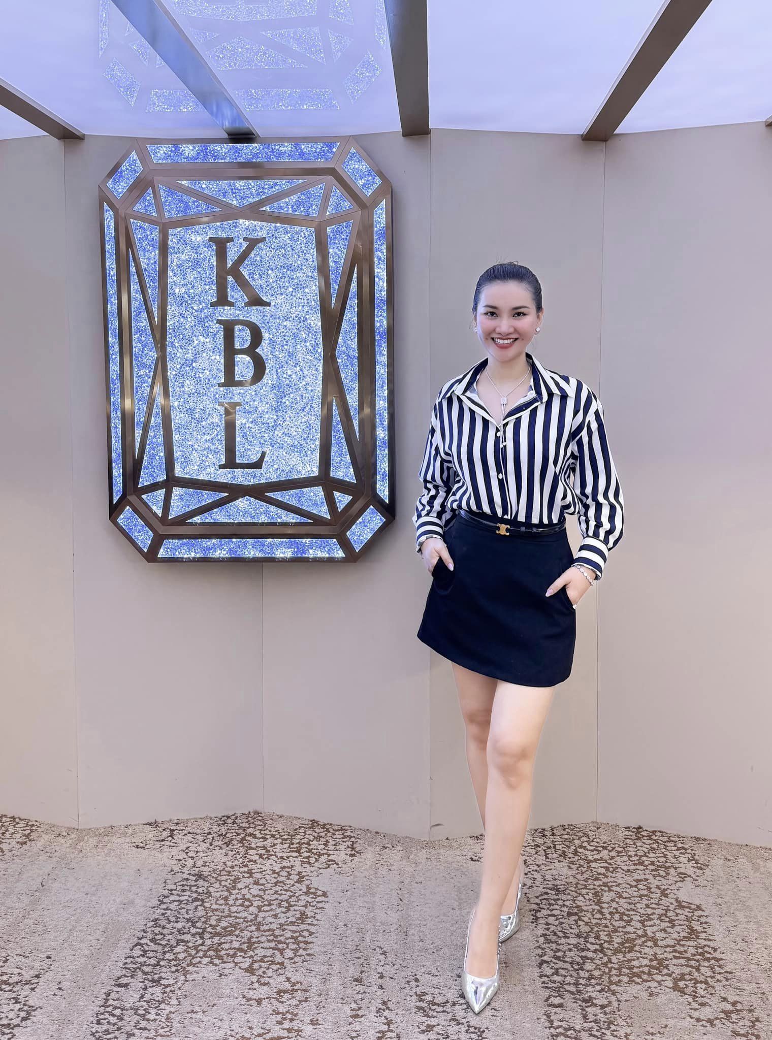 Cùng với những bộ cánh chuẩn chỉnh phong cách công sở, phú bà nhấn nhá thêm hàng hiệu và những món trang sức kim cương đắt giá để nâng tầm phong cách cho mình.