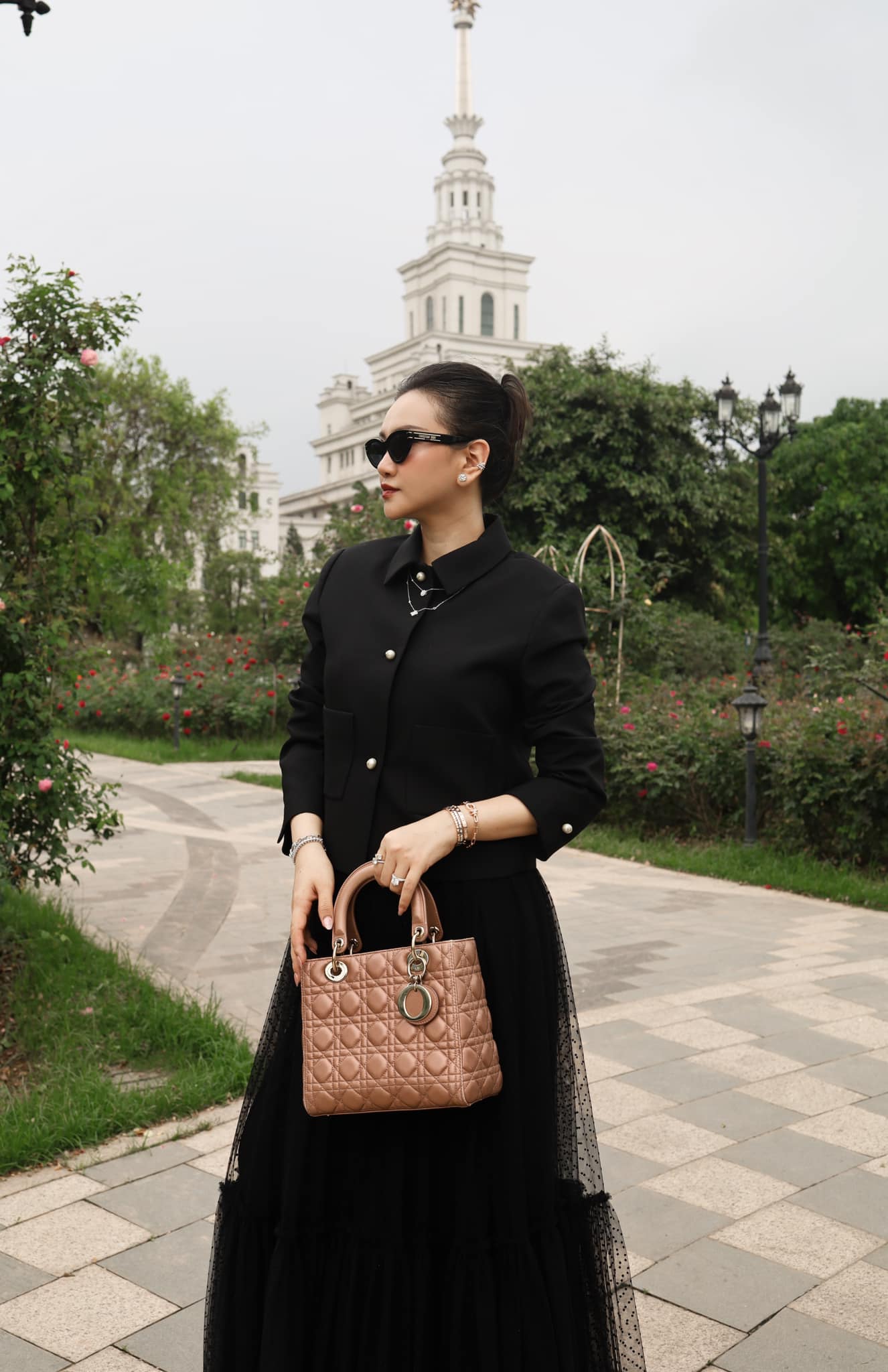 Dior, Chanel, Gucci... là những thương hiệu yêu thích của phú bà tuổi 34. Không chọn những thiết kế phá cách, cô ưu ái nhiều đến những kiểu dáng thanh lịch, tinh giản để hợp với phong cách thời trang của một phú bà kim cương cao sang, quyền quý.