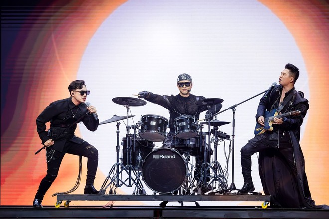 Các Anh Tài Phan Đinh Tùng, Hoàng Hiệp và Thành Trung lập rock band cực ngầu.