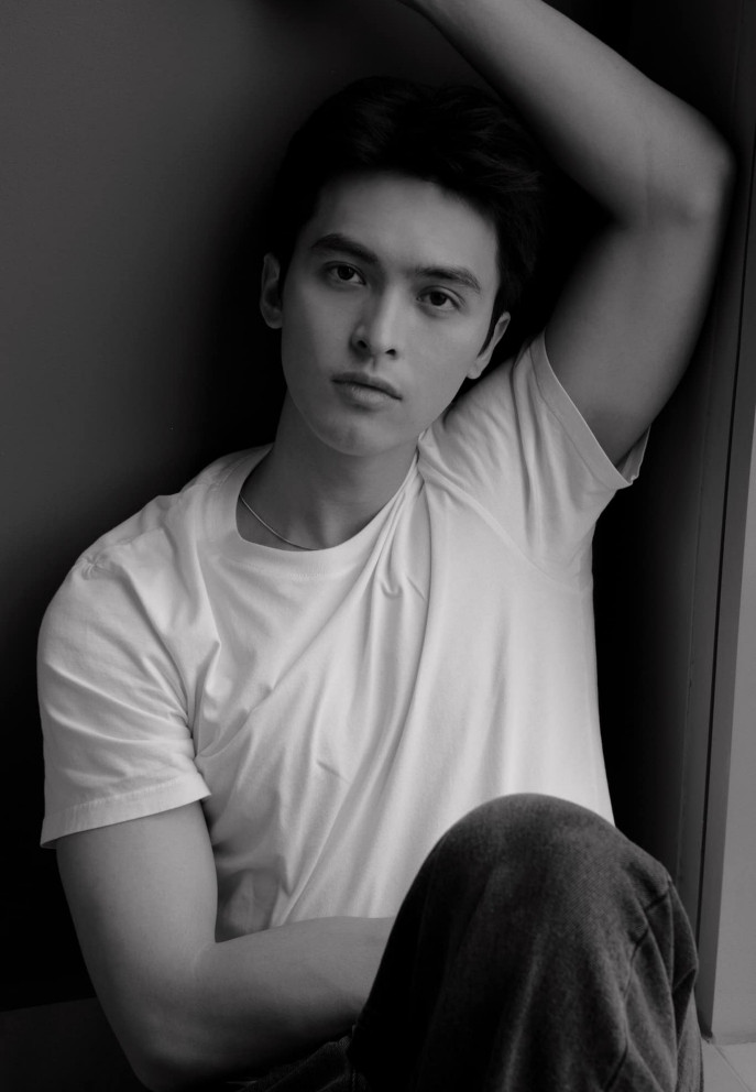 Nam diễn viên sống kín kẽ, hướng nội. 