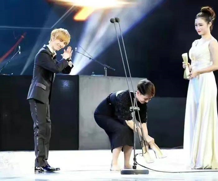 Sau màn tháo giày của Hải Thanh, Quách Kính Minh không còn tâm trí để phát biểu nhận giải