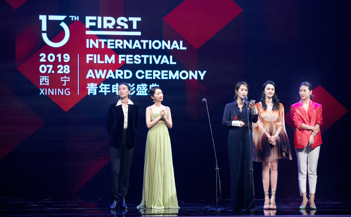 Nữ diễn viên lôi cả các nghệ sĩ khác lên sân khấu kể khổ