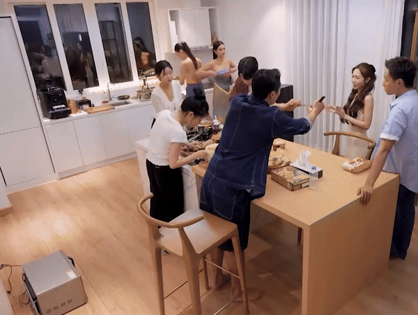 Cô nàng từ chối khi Mạnh Kiên đòi đút thức ăn