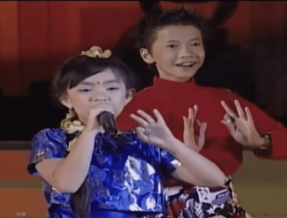 S.T Sơn Thạch lúc này còn đang diễn với bé Xuân Mai.