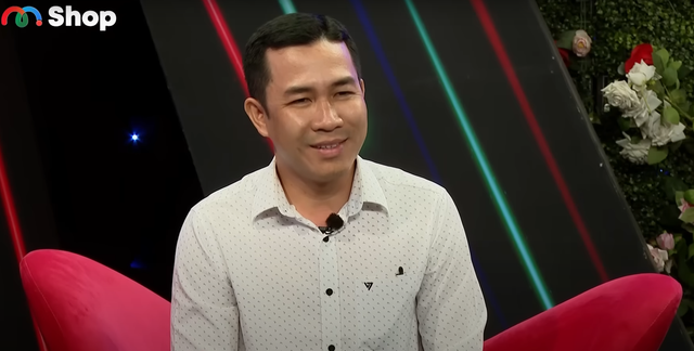 Văn Nhật giao tiếp với Ayako qua phiên dịch viên