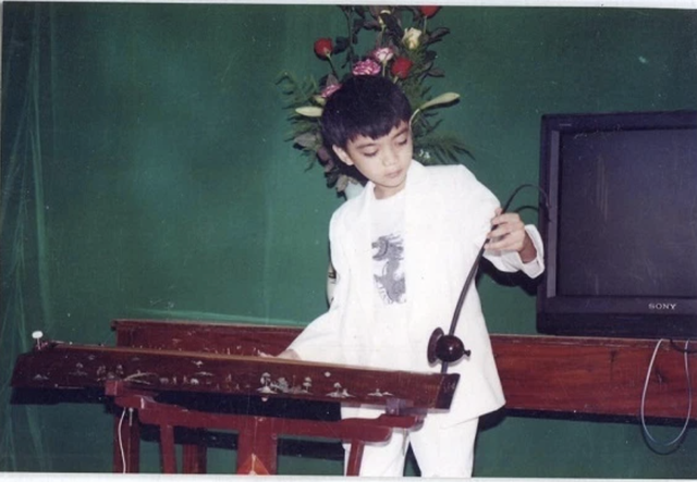 SOOBIN lúc này đang chơi đàn bầu ở nhà thiếu nhi!