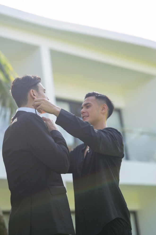 Cầu thủ duy nhất xuất hiện trong đám cưới của thủ môn sinh năm 1993 là Adriano Schmidt - người bạn thân của Văn Lâm ở CLB Bình Định