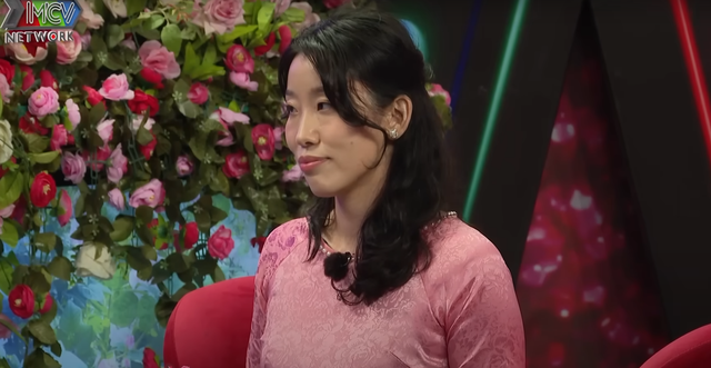 Ayako mặc áo dài, tới tham gia 