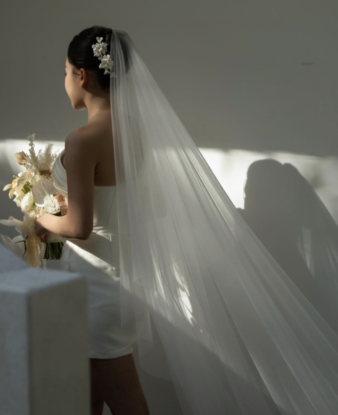 Cả hai bộ váy đều khoe khoe vóc dáng sexy của cô nàng