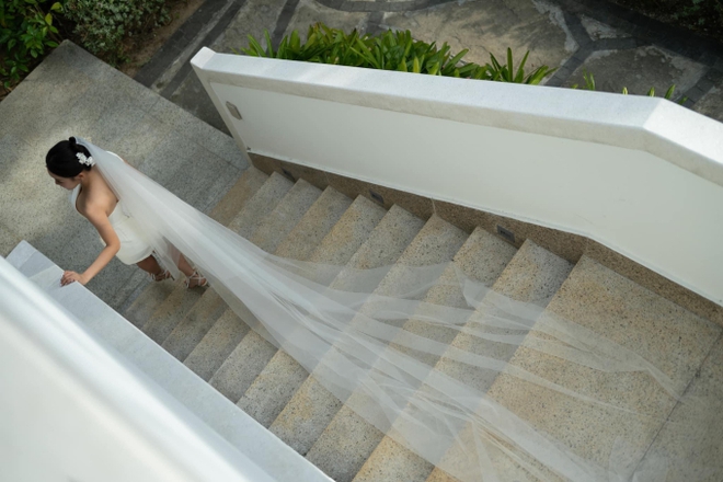 Bộ váy thứ 2 trong đám cưới với thủ môn Lâm Tây, Yến Xuân ưa phong cách nhẹ nhàng, đơn giản