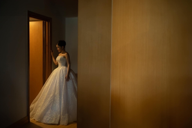 Hình ảnh cô dâu hạnh phúc sau 6 năm hẹn hò với chàng thủ môn tuyển Việt Nam và có kết viên mãn. Đây cũng là chiếc váy được Yến Xuân mặc trong khi tổ chức lễ cưới