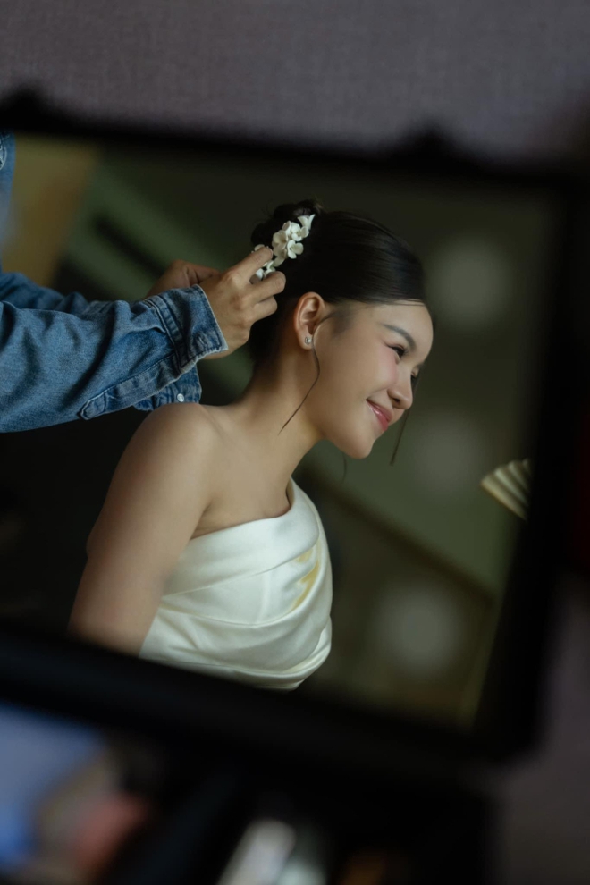 Phải đến rạng sáng ngày 9/7, vợ chồng Văn Lâm mới tung ảnh cưới lên trang cá nhân. Tại đám cưới Yến Xuân trang điểm nhẹ nhàng, xinh đẹp trong bộ váy cưới