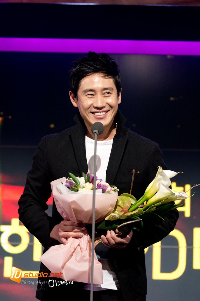 Giải thưởng danh giá là minh chứng cho những cống hiến hết mình của Shin Ha Kyun