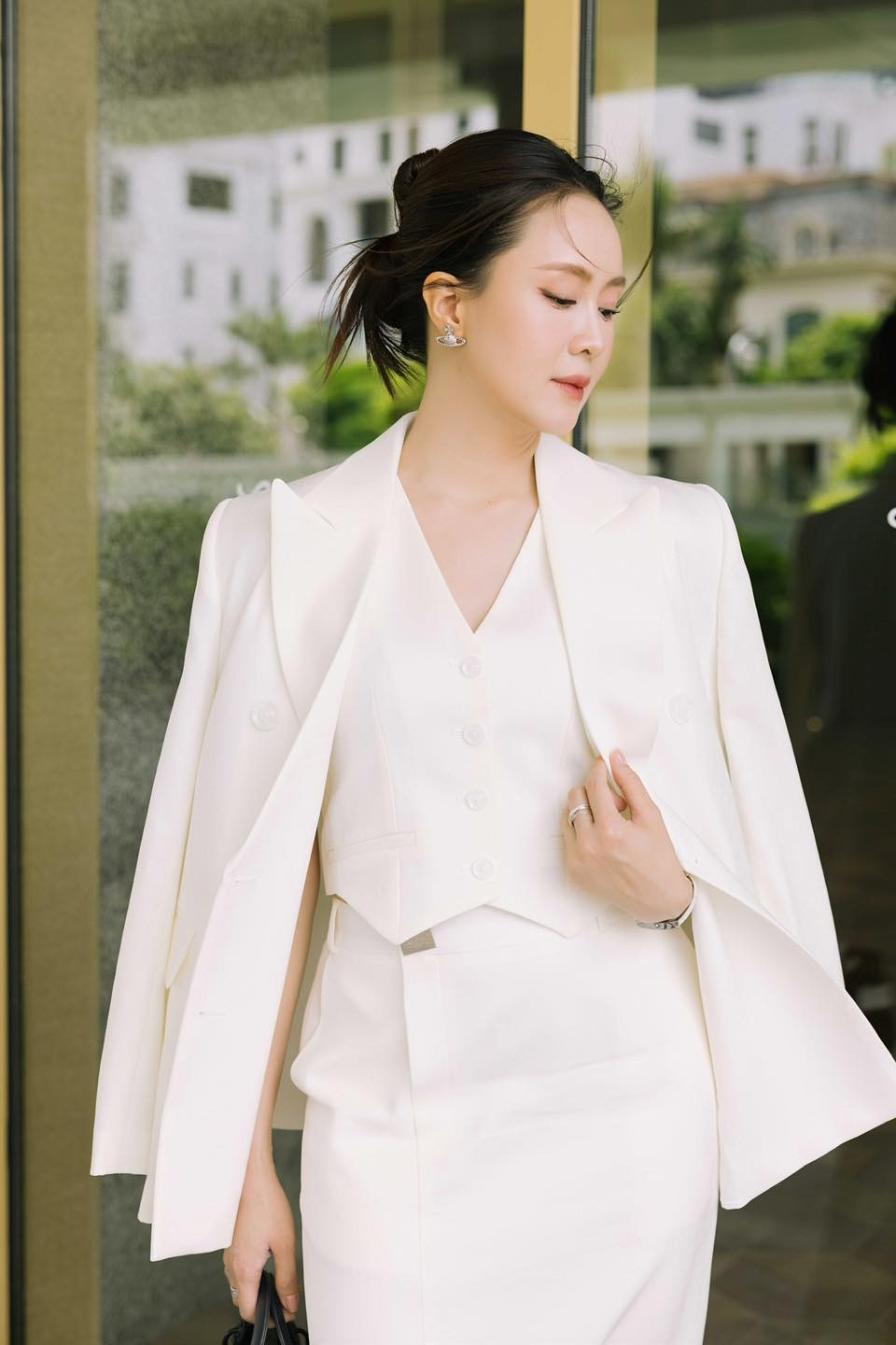 Tạo hình sang chảnh của Hồng Diễm trong sự kiện gần đây. 