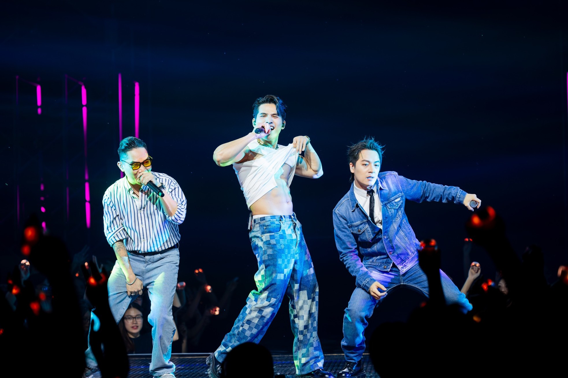 Phạm Khánh Hưng, Quốc Thiên và Đăng Khôi trên sân khấu.