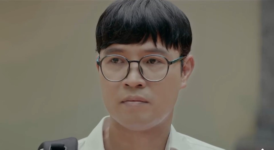 Thắng sợ hãi khi thấy công an xã tới nhà.