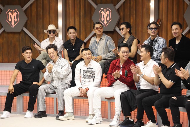 Tuấn Hưng (áo đỏ) trong show Anh trai vượt ngàn chông gai.