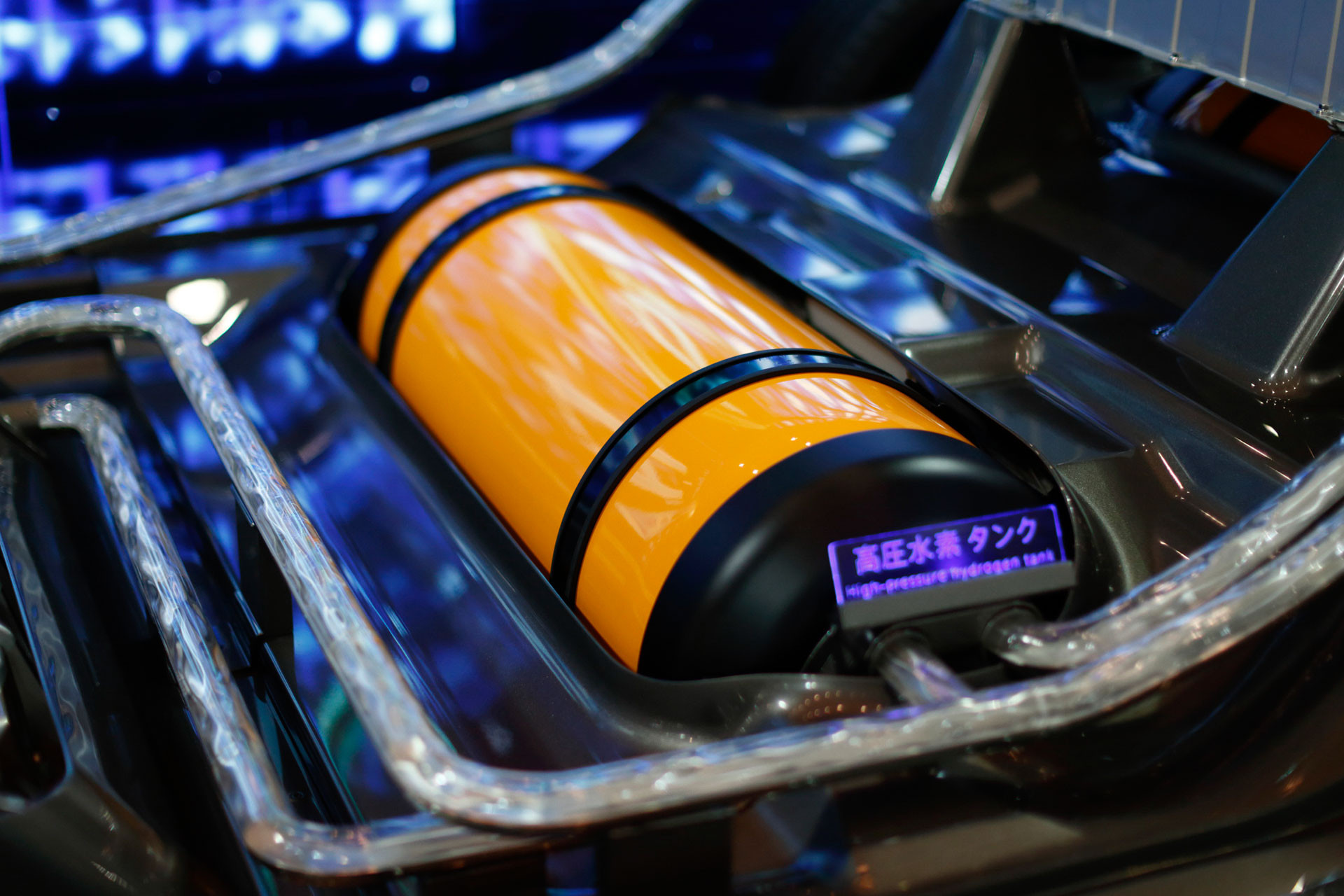 Những xe hydro cần những bình chứa lớn khiến hạn chế không gian sử dụng. Ảnh: The Japan Times