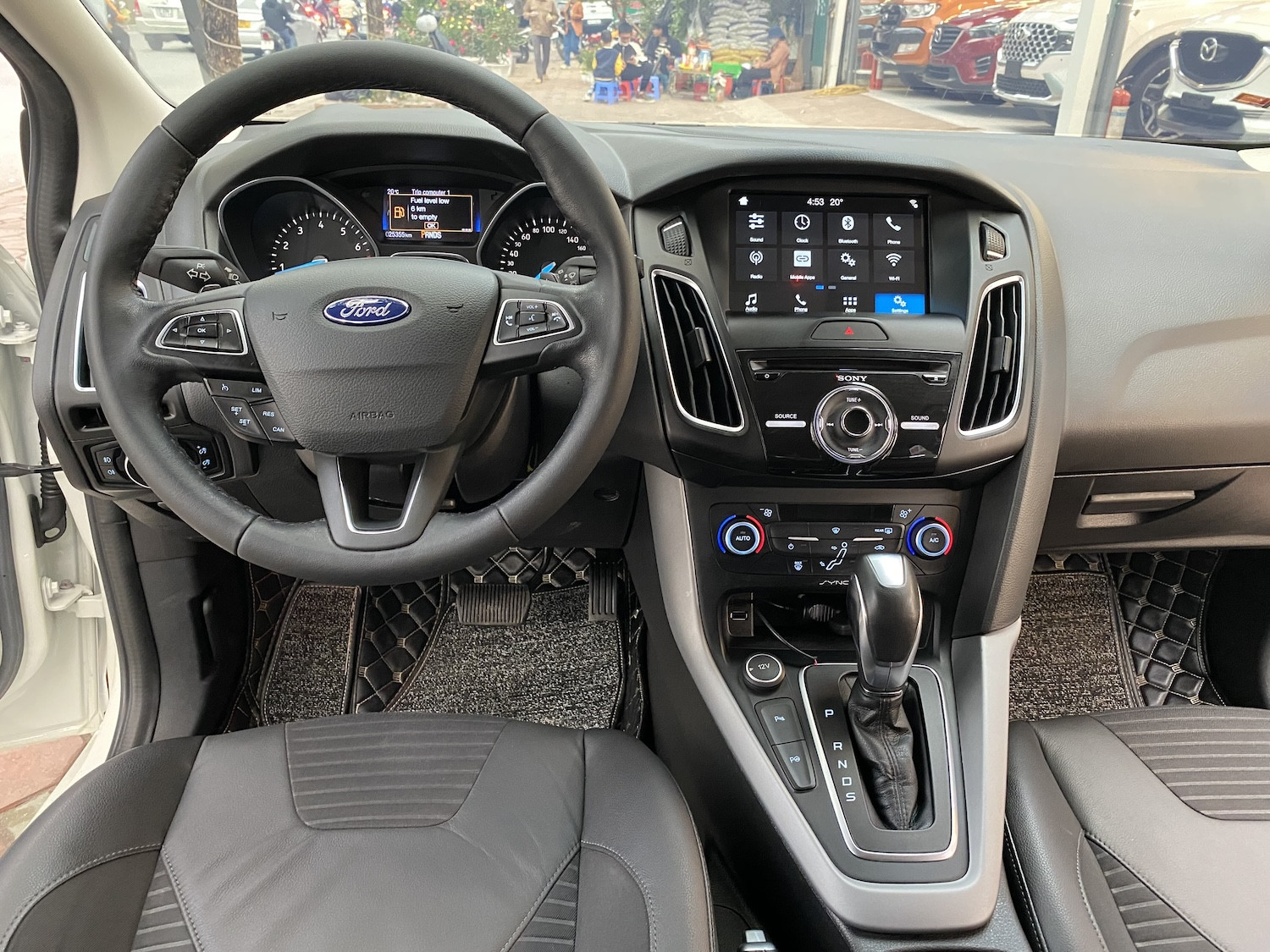 Nội thất lỗi thời theo thời gian. Ảnh: Ford Used Car