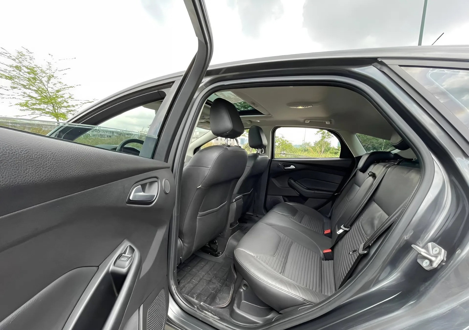 Hàng ghế sau tương đối chật. Ảnh: Ford Used Car